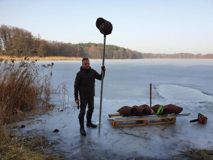 Zdjęcie&#x20;przedstawia&#x20;Nadleśniczego&#x20;Tomasza&#x20;Markiewicza&#x20;biorącego&#x20;udział&#x20;w&#x20;montowaniu&#x20;koszy&#x20;dla&#x20;kaczek&#x20;krzyżówek&#x2e;&#x20;Fot&#x2e;&#x20;Krąkowski&#x20;Bartosz