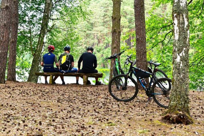 Zdjęcie&#x20;przedstawia&#x20;rowerzystów&#x20;odpoczywających&#x20;w&#x20;lesie&#x2e;&#x20;Fot&#x2e;&#x20;R&#x2e;&#x20;Tomczak&#x20;&#x28;Nadleśnictwo&#x20;Sieraków&#x29;